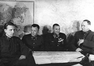 Александр Евгеньевич Голованов - слева, среди военных